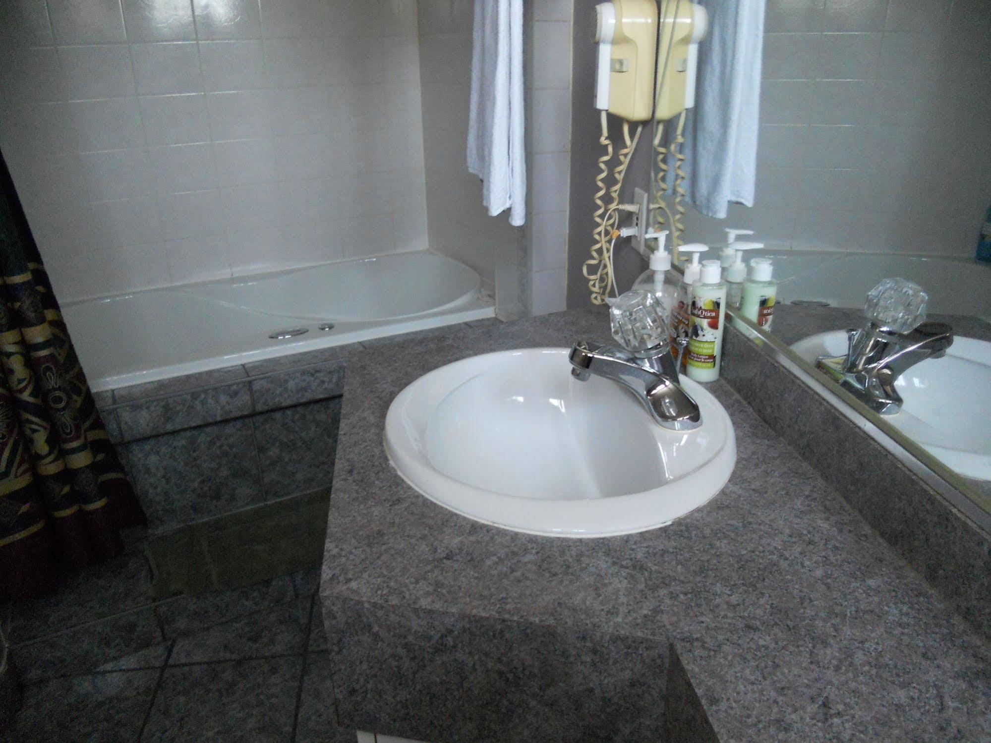 Motel Normandie Louiseville Екстер'єр фото